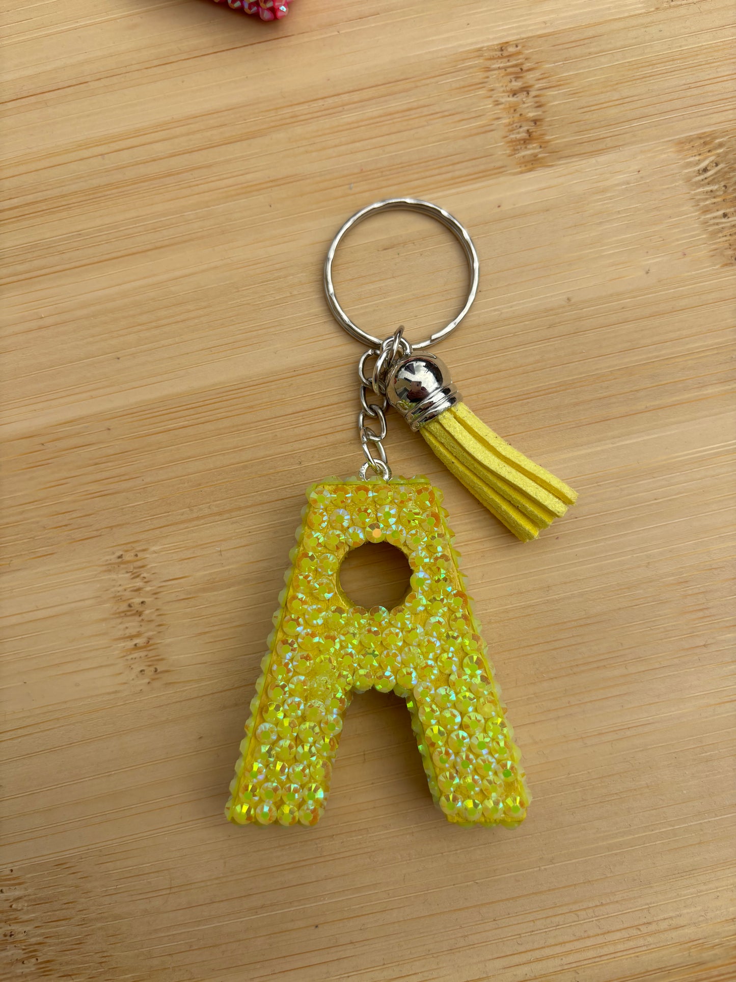 Porte clé en forme de A strassé
