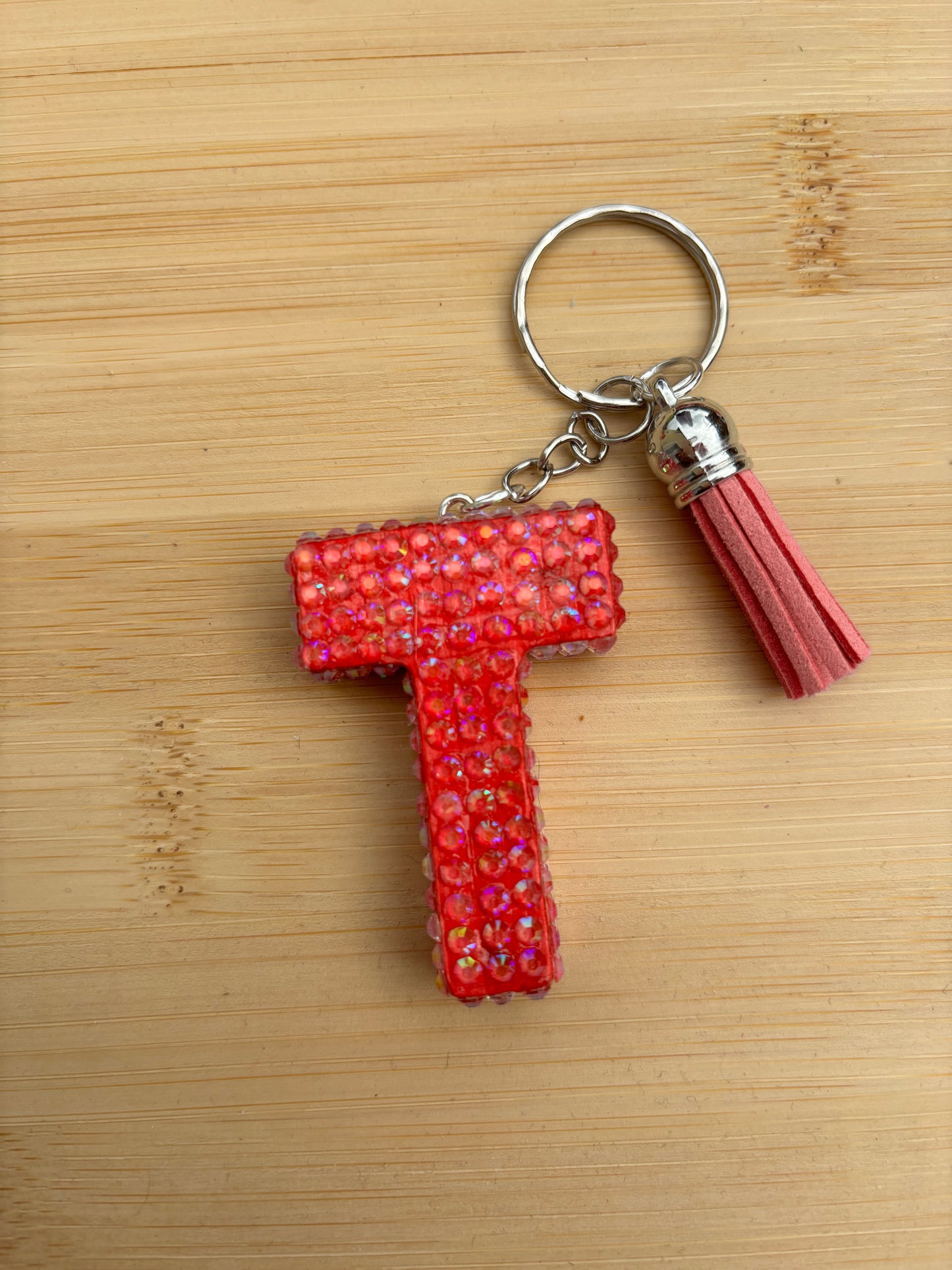 Porte clé en forme de T strassé